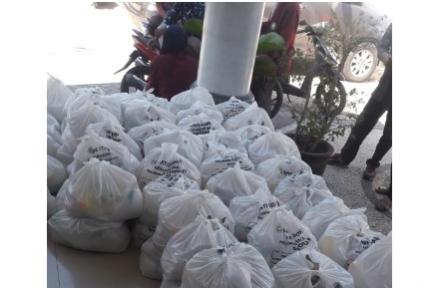 Antarkan Bantuan Sembako Pada Kader Posyandu